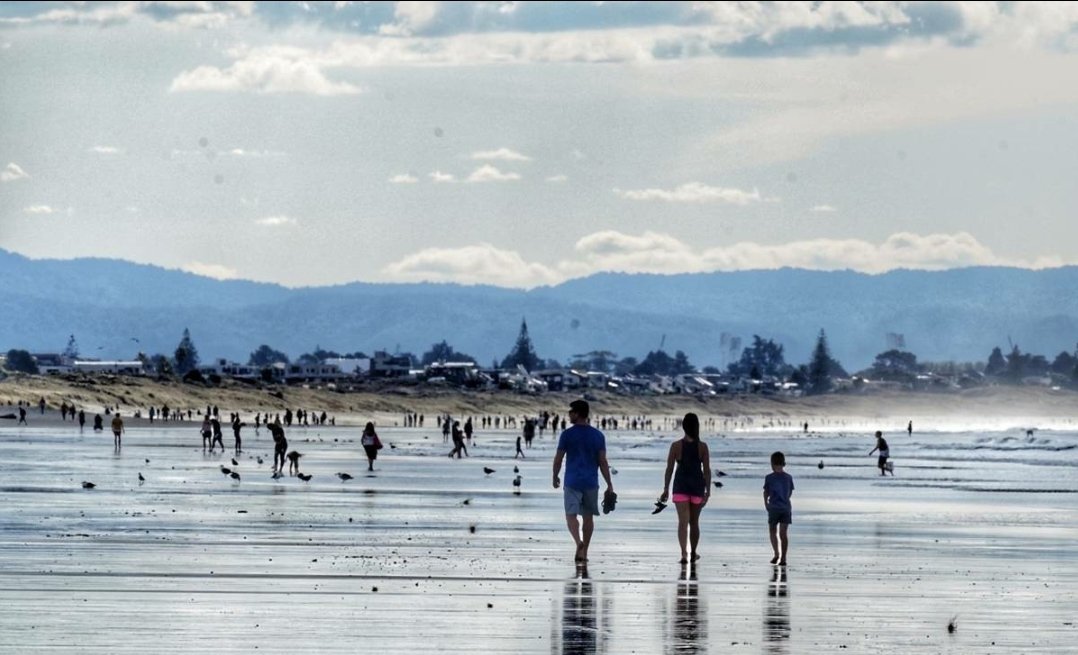   #Covid19 coronavirus: Easter crowd at Pāpāmoa Beach, Tauranga, appalls locals.This is not lockdown behaviour people. This is the behaviour that can extend lockdown. BTW, I had to correct the Herald& #39;s heading tweet as they spelt appalls as "appals". https://nzherald.co.nz/nz/news/a...