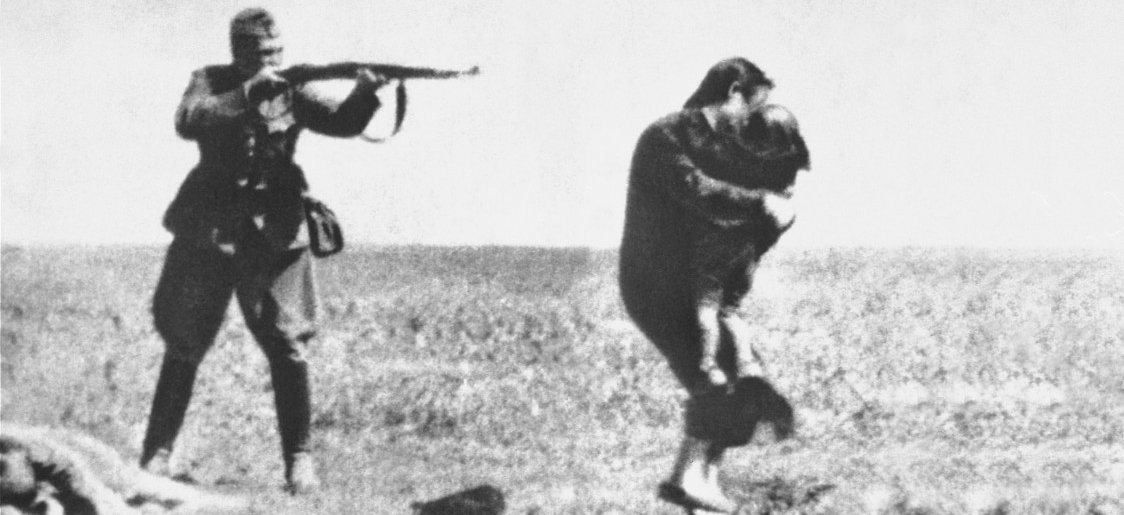 Сейчас многие начинают реабилитировать фашистов.

Таким умникам нужно просто посмотреть на это фото, очень внимательно. 

Именно эти "гении" стоят у спины немецкого палача и  подают ему патроны.