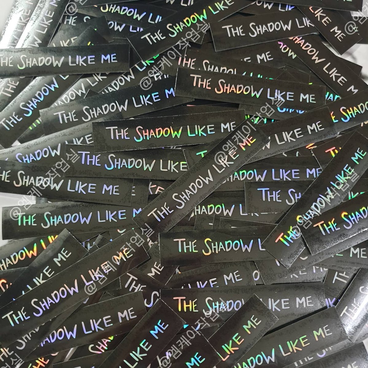 mk_workroom's tweet photo. 💜BTS ON 뮤비속 '뷔'의 인상적인 얼굴타투 문구 'THE SHADOW LIKE ME'로 홀로그램스티커 제작😘

✔주문 문의나 궁금하신 사항은
카카오톡 @엠케이작업실 검색 후
문의주세요🙂

개인도안 제작으로 구입 문��❌

#아미밤꾸미기 #응원봉스티커 #방탄소년단 #BTSV #btsON https://t.co/Zs1ErwVNEs