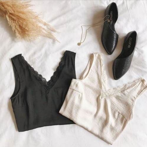 beaufully's tweet photo. [ COZY AT HOME]
Allez, on continue de proposer des idées de tenues pour le confinement.

>>> Look du jour <<<
Les basiques ajoutent de la classe à vos tenues du quotidien ! Ici, la coupe ample, l'encolure en dentelle rendent le tout élégant.

https://t.co/wZo5w5KVWq
#confinement https://t.co/pjehrZmesK