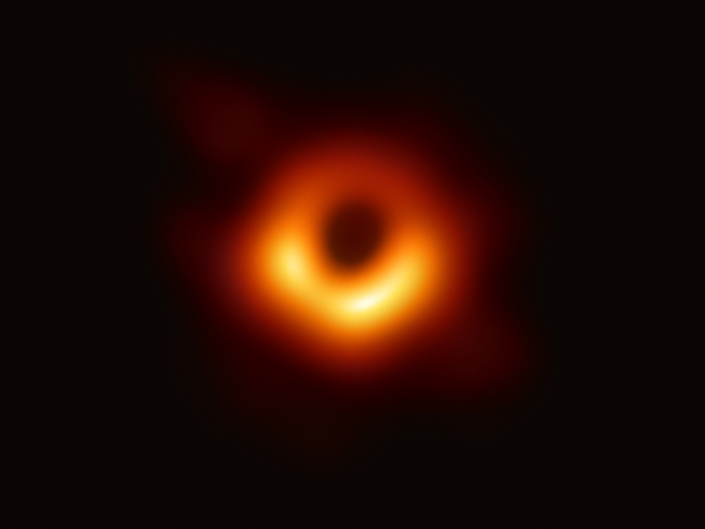 A year ago today, we unveiled the M87  #BlackHole image by  @ehtelescope! We were so proud to finally share our hard work (by 300+ scientists & engineers) with the rest of the world! Let me tell you a little bit about the crazy journey to get here1/n #OTD  #BlackHole1year 