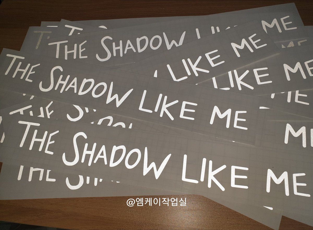mk_workroom's tweet photo. 💜'THE SHADOW LIKE ME' 문구로 차량용 반사스티커 주문 제작.
야��에도 선명하게~👍👍👍

개인도안 제작으로 구입 문의❌

✔주문 문의나 궁금하신 사항은
카카오톡 @엠케이작업실 검색 후
문의주세요🙂

#BTS #btsON #태형 #BTSV https://t.co/zAwLUknJXh