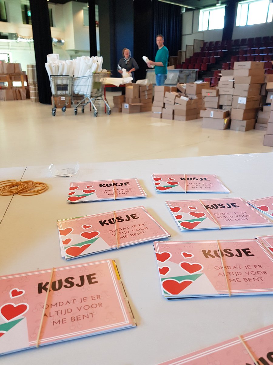 Jannekedock1's tweet photo. Yes met collega's van #Dockutrecht wijkbewoners ,#zimihc en #sportutrecht tassen vullen hopelijk maken we veel kinderen blij! https://t.co/Q2DCFiyZVS