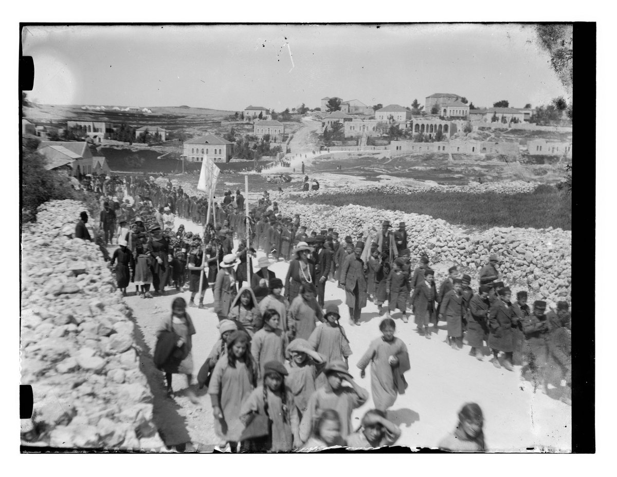 My favorite picture from the Holy Land, & I've collected 1000s. What stands out about the pic, today in the day of  #Corona?I found it in the Lib of Congress, captioned "Children's procession, 1898-1946."The pic was taken at the same time as the 1918 flu pandemic. Where? Why?