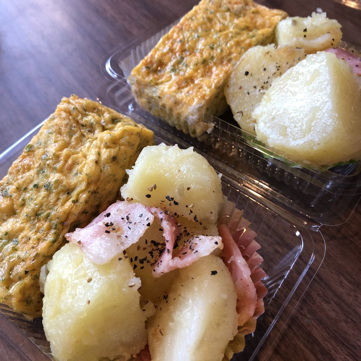 ট ইট র クロモンカフェ 晩ご飯のお持ち帰りクロモン 大根と油揚げの煮たの あおさ入り玉子焼き 新じゃがのバター焼き 鯖の味噌漬け焼き カレイの味噌漬け焼き もちもち玄米 圧力鍋で炊いてるよ 北品川 東海道品川宿 新馬場 クロモンカフェ