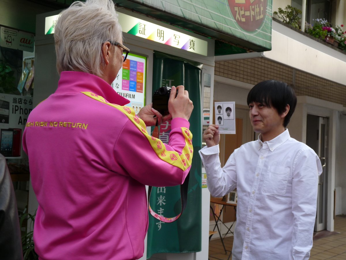 TSD2007's tweet photo. 祝！THE SUNDAY DRIVERS 後部座席 箭内道彦氏56th記念！今一度TSD勝手に振り返り思い出写真シリーズその21。9thAL「0ラブ」ジャケ写撮影。スネオヘアーは箭内さんにいつも大変お世話になっておりまス。まだまだ沢山ありますが今宵はこの辺で。
#スネオヘアー #箭内道彦 #thesundaydrivers #風とロック https://t.co/vMsZNmhtFU