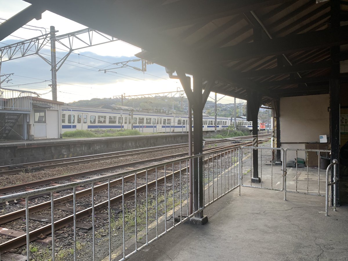 あそう栄作 En Twitter 17 00高校生の列車通学混雑状況を確認 日豊本線大分駅から西大分駅まで乗車 車輌数は4 １車輌に50人程のお客様 8割以上が学生さん ほぼ全員がマスク姿 一人だけマスク無し ホームは混んでたが 屋外オープン 電車内は ほぼ全員座れる