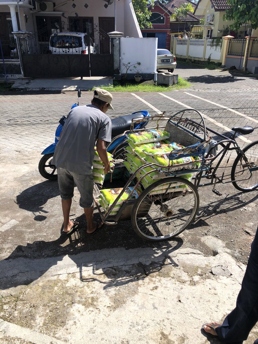 3 ton beras siap di distribusikan kpd masyarakat oleh DPC PKB jember sesuai arahan gus ketum <a href="/cakimiNOW/">A Muhaimin Iskandar</a> <a href="/DPP_PKB/">DPP PKB</a> <a href="/dpwpkbjatim_/">DPW PKB JAWA TIMUR</a>