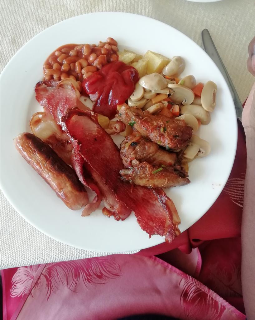 winnie_miriti's tweet photo. @Turnup_Travel @TheFlyingKenyan @RooneyNjeru @MuthuriKinyamu @FoodiesKe_ @Canduh_ @KaluhisKitchen @LydiaAdiey @adagala_ @MADEKarubiu Tbh, when this is over...I'm hugging the entire team at @SawelaLodges...the #FruitThrone was prestine...@TheFlyingKenyan took this pic👌💯. I miss that kasizzling sound of bacon...tears of despondency are welling up in my eyes...wuuuhhhh and what about those pancakes😋😍😍. https://t.co/CSTYN22srO