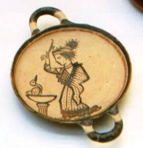 #Tinyjoy - a tiny dish from @britishmuseum depicting a lady playing kottobos (a popular drinking game that involved flicking grape wine-dregs at a target) as her #duck pal looks on.
#Greekhistory #classicstwitter #FridayFeeling @SaveRome @DrPaolaBassino #pets #MuseumFromHome