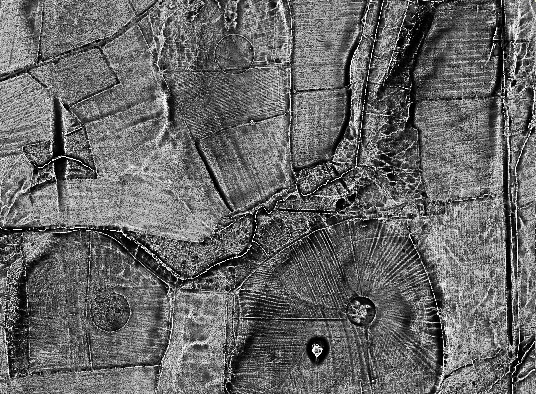 1/4  #FridayLidar Oddities. Occasionally when scanning areas with  #Lidar something crops up that makes you stop and think. Here 3 perfect circles on open farmland with odd ridges round some (and a  #Roman road to the west)