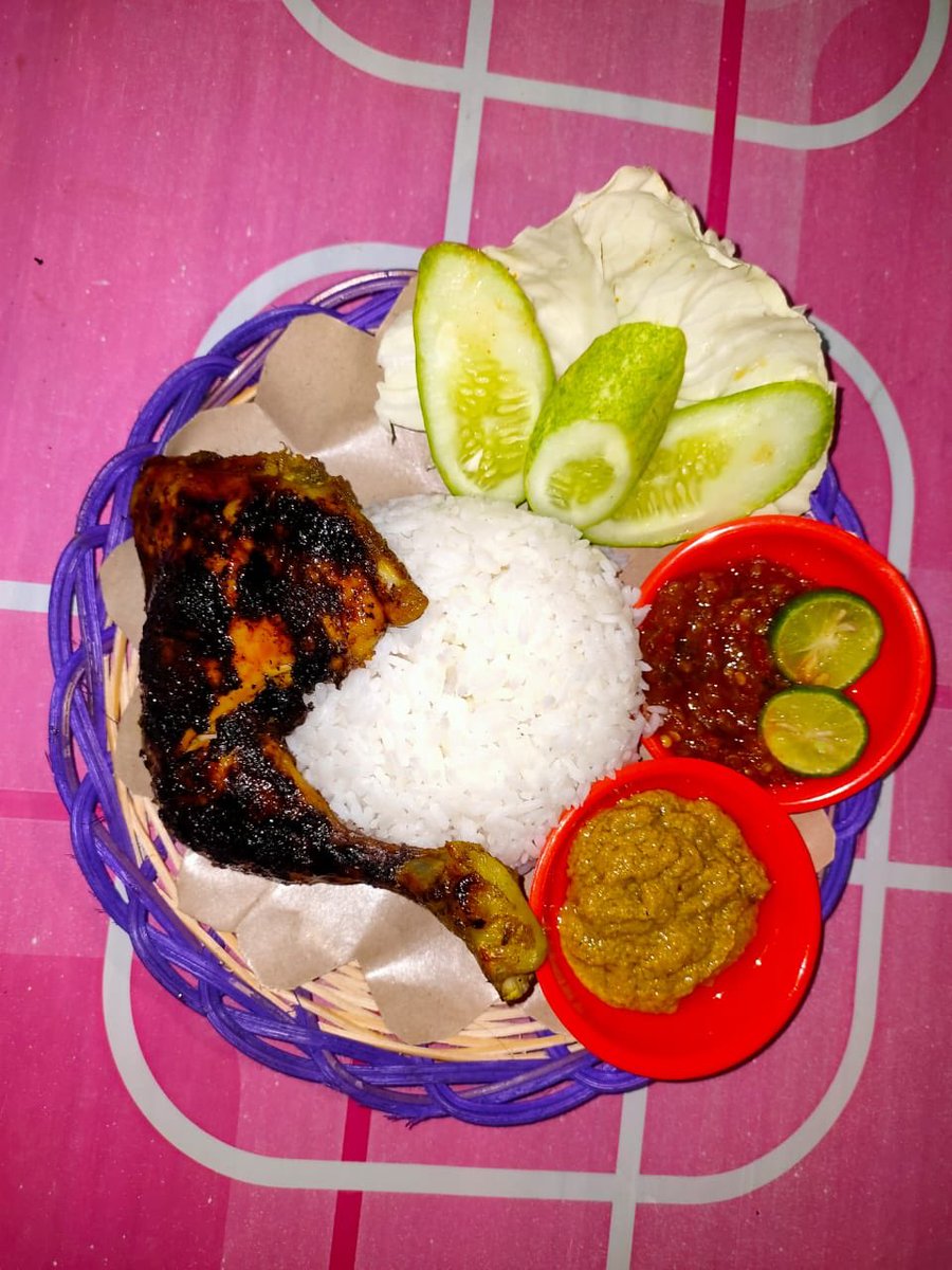 ni2ngku's tweet photo. Assalamualaikum, satu lagi Bantu promo usaha sodara yang mencoba mencari rezeki di bisnis kuliner “ayam bakar bang Nurman”, untuk order bisa ke no telp/wa 089643034699
Lokasi:  gang haji Saun no.8 (depan TPU srengseng sawah) kel. srengseng sawah. https://t.co/zA9NOi1sJZ