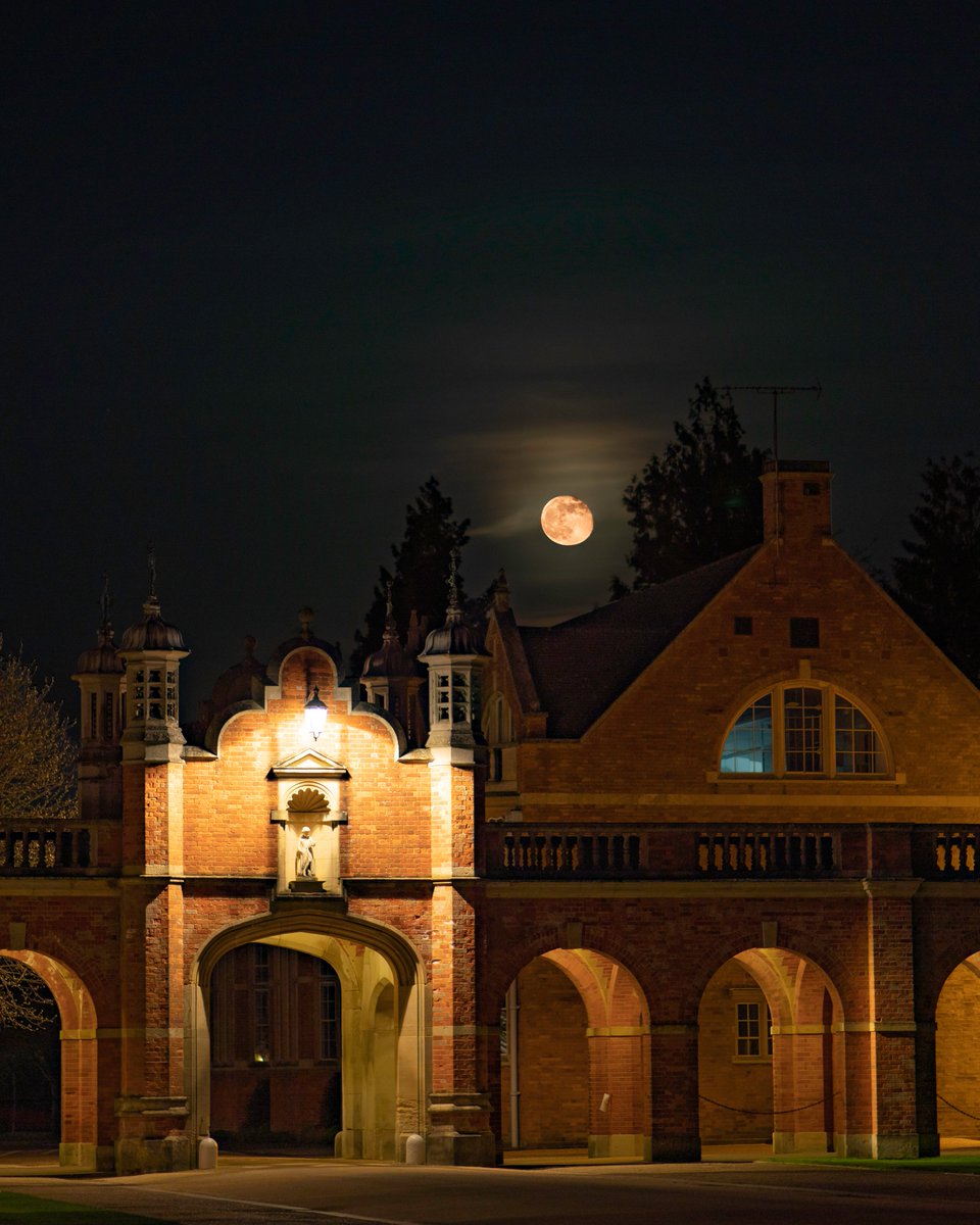 CHSchoolHorsham's tweet photo. The Pink Moon over Christ's Hospital the other night - it has to be a good omen!
#pinkmoon #pinkmoon2020

[Photo by Will Stirling.] https://t.co/jvPLfoQCru