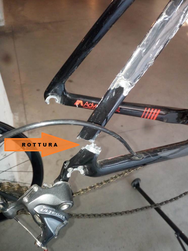 #rottura #fodero #verticale causa #incidente: riparabile.
#riparazioni #telai in #carbonio
Per informazioni:
riparazioni.sartoantonio.it