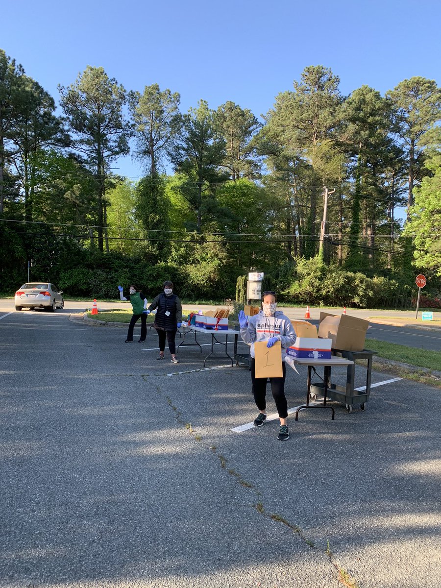 marnemeredith's tweet photo. @EphesusElem we are loving seeing our roadrunners and families (at a safe physical distance and sporting roadrunner masks and gloves) at packet pick up! @EphesusPTA https://t.co/eOju1Q6RaD