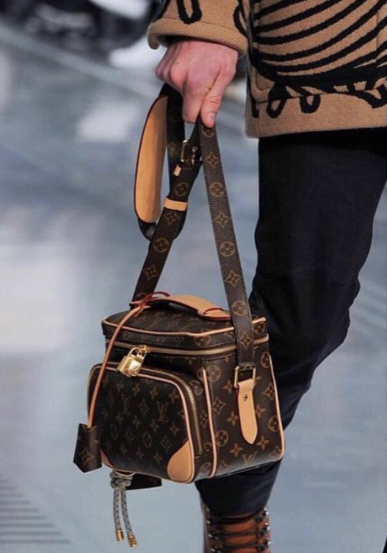 sad boy . on X: Louis Vuitton Monogram Slate Camera Bag สวยไม่ไหว