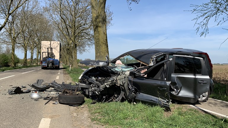 10 april 2020,  uur Man rijdt achterop vrachtwagen en raakt zwaargewond Een automobilist is vrijdagmiddag zwaargewond geraakt bij een ongeval op de Hustenweg in Maren-Kessel.