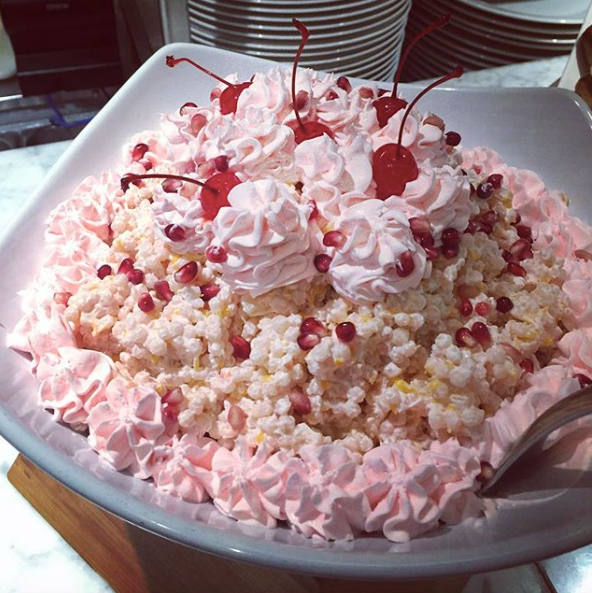 atlasobscura's tweet photo. Frog eye salad does not involve frogs or eyes. It doesn’t even resemble a salad. This creamy side dish, beloved in the United States’ Rocky Mountain region, includes pasta, an egg custard, whipped cream, and canned fruits, topped with marshmallows and shredded coconut. https://t.co/cNB6Nm18WR