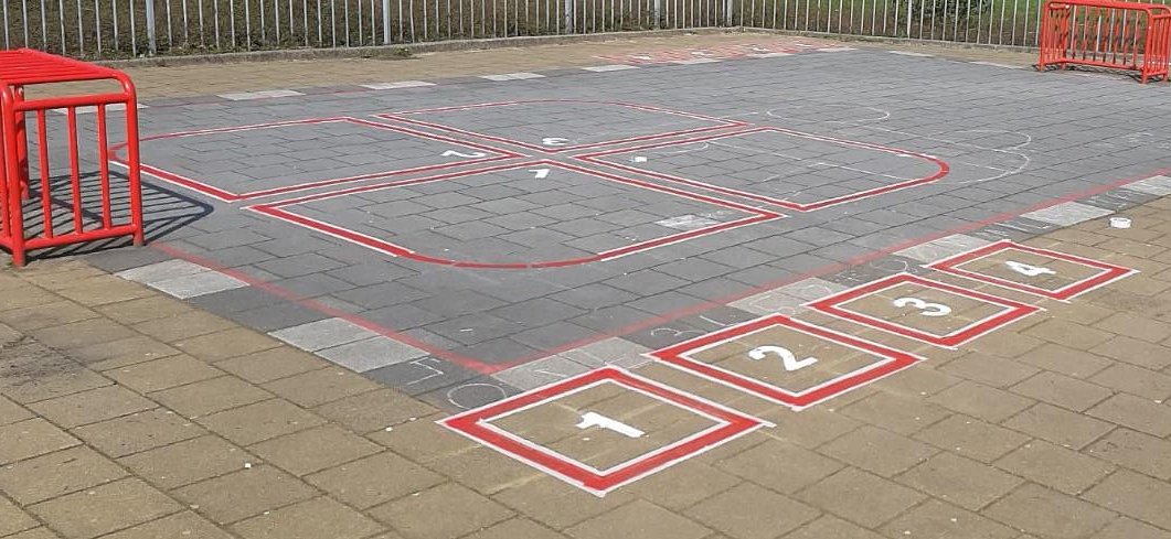 Deze week met het Beweeg Team van VSO de Keerkring in <a href="/gemZoetermeer/">Gemeente Zoetermeer</a> aan de slag gegaan met het belijnen van het schoolplein.⚽️🖌️ #Kleurrijkbewegen @BeweegWijs #bewegendleren