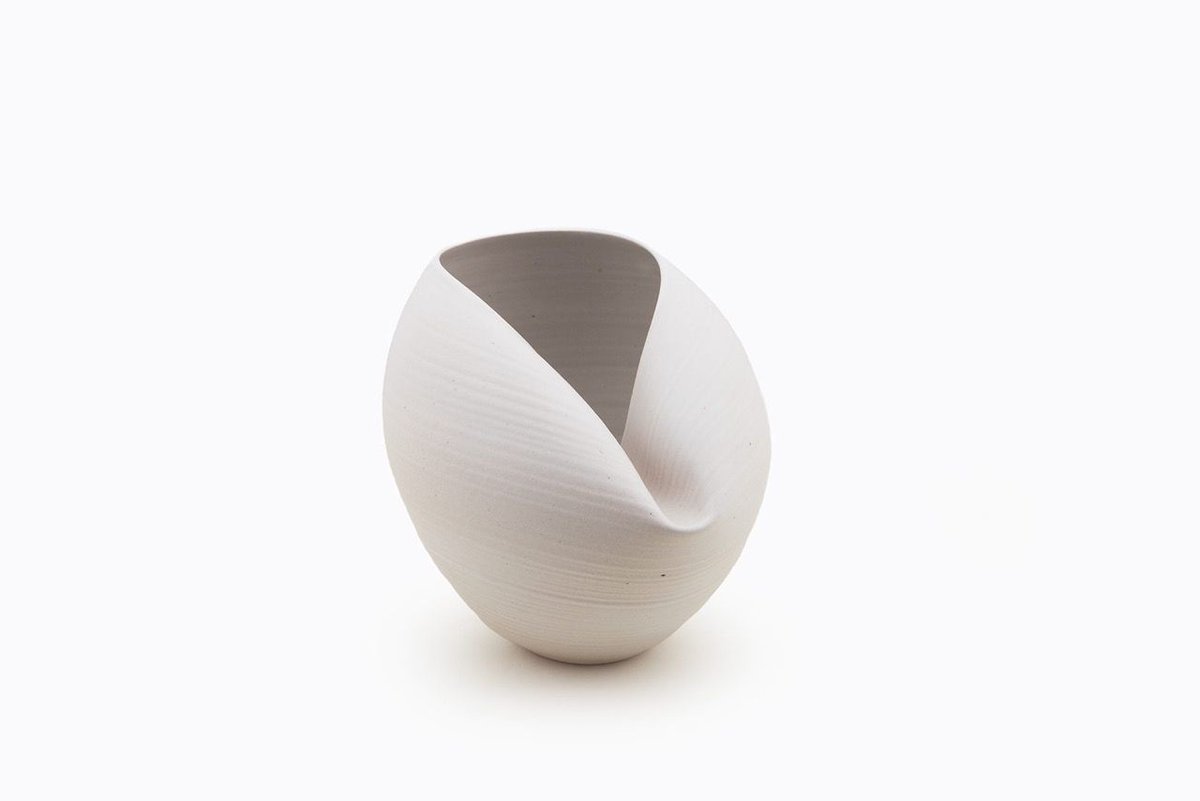 circlecontemp's tweet image. White Folded Form by Nicholas Arroyave-Portela

 #NicholasArroyavePortela #ceramic #artist #artgallery