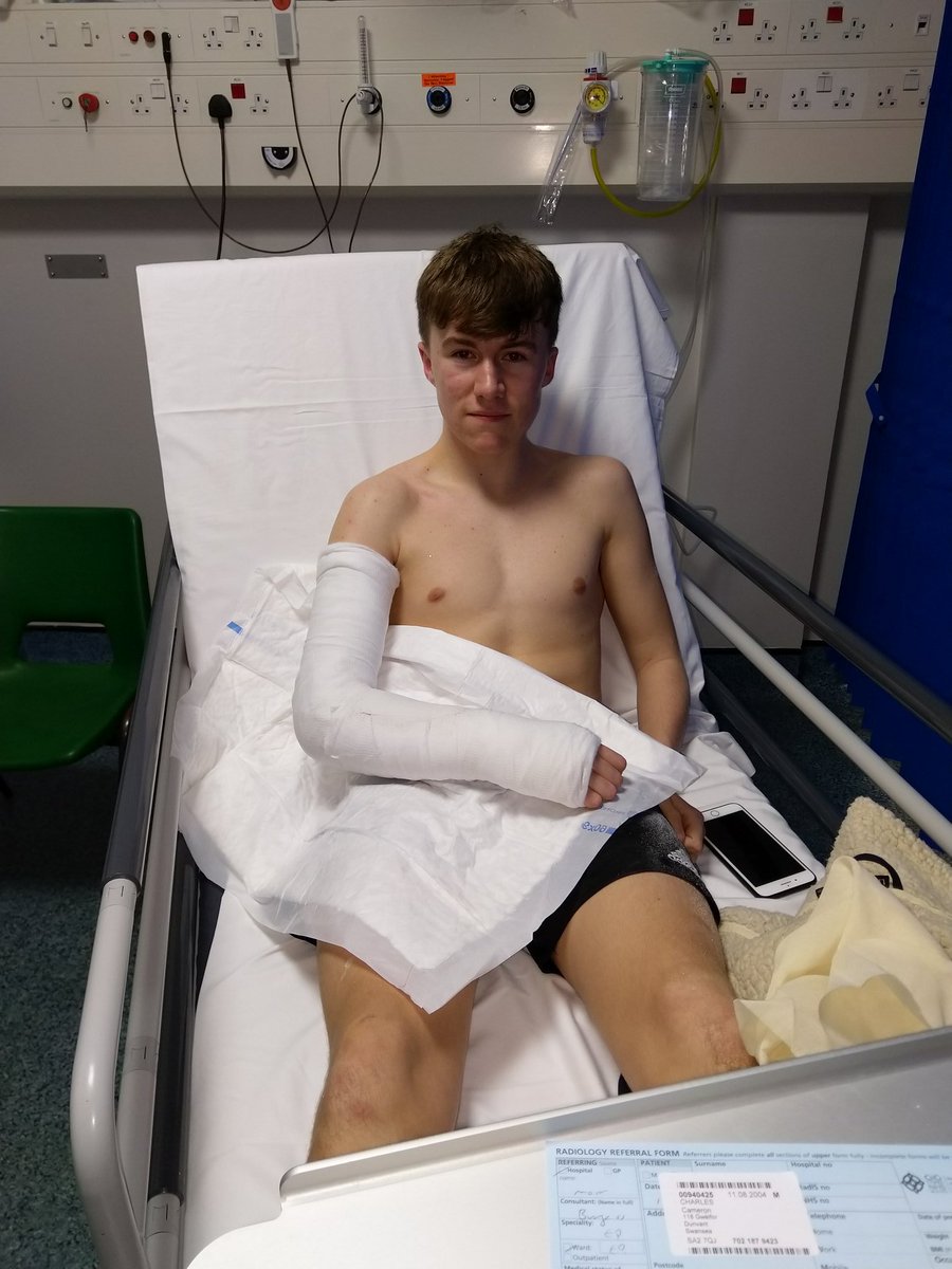 Charles1967A's tweet photo. 12 weeks after breaking his arm, absolutely brilliant to do a little bit of 🥊🥊pad work #GardenGym. #StillSharp https://t.co/GJ25Atuw1W