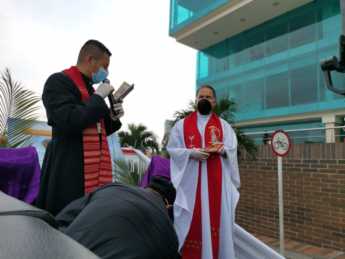 PoliciaCucuta's tweet photo. 🚔👮‍♂️👮‍♀️🚨 A  la clínica #MedicalDuarte  llega el santo viacrucis #CuartaEstación donde reconocemos la gran labor del cuerpo médico en la ciudad de #Cúcuta, los  héroes sin capa que nos ayudan a contener el #COVIDー19 #SemanaSantaEnCasa #SomosUnoSomosTodos https://t.co/UXHOPF5eRi