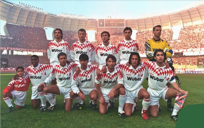 A Good Friday bonus here Bari v Milan at the San Nicola 94/95 This is brilliant. I would also like to thank  @RHPlaywright for sharing all of his collection so we can relive such great times. 