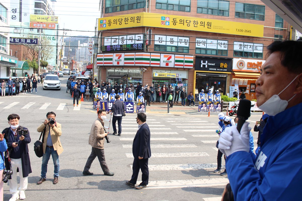 오늘 정치적 동지이고
또 제가 지난 청와대에서 비서실장으로 모시고 있던
임종석 전 실장님께서 지지유세를 해주셨습니다.
큰 힘이 됩니다.
다시 한번 진심으로 감사드립니다.

자세히보기▶ blog.naver.com/ysb3860/221901…

#대전 #더불어민주당 #박영순 #415총선
#투표 #선거 #청와대 #정부 #비서실장