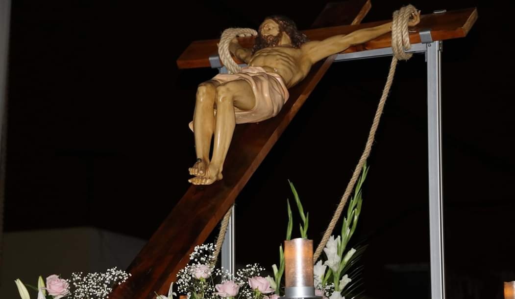 SSantaTorrent's tweet photo. Llegados al lugar llamado Calvario, le crucificaron allí a Él y a los malhechores, uno a la derecha y otro a la izquierda.
#SSantaTorrent20 https://t.co/n0vX6ZAcHE