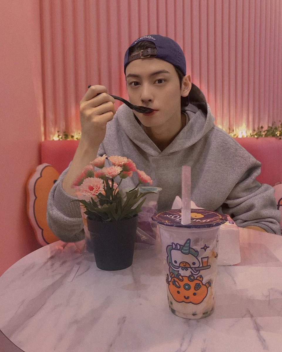 *MUKBANG EUNU*Dating eunwoo means dating food too. You& #39;ll get fat and healthy because this man will let you eat anything and take good care of your health. He& #39;ll bring you your midnight craves and period craves too.