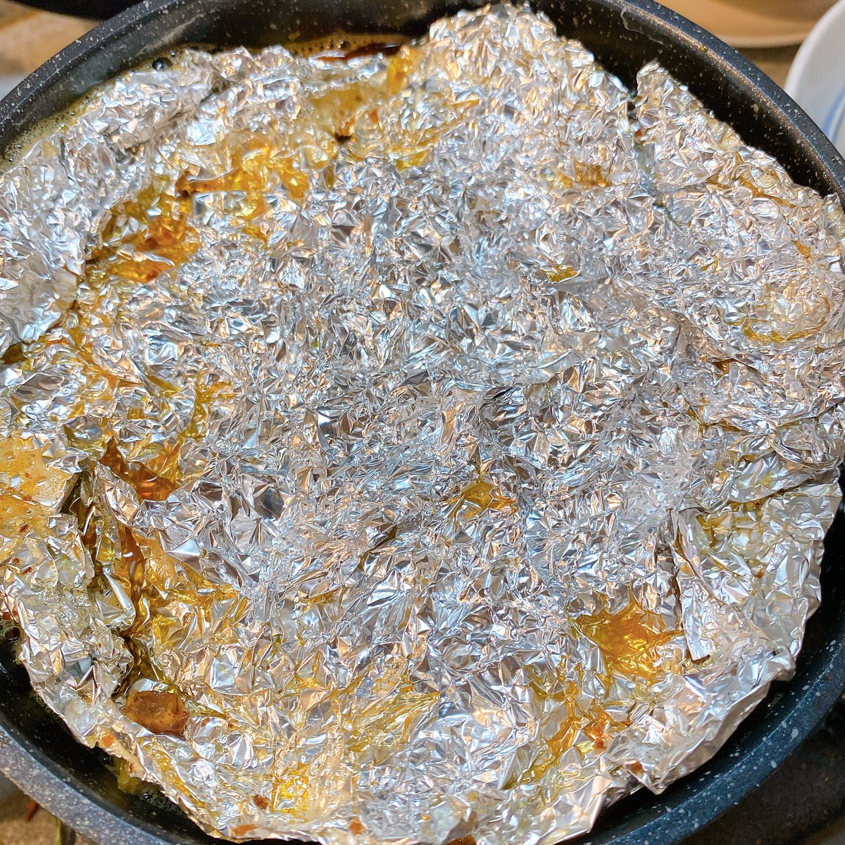 鈴木咲 スルメの佃煮を出汁にして大根煮てる クシャクシャっとしたアルミホイルを落とし蓋にすると 灰汁が溝に絡んで取れるから楽チンだよ 咲ご飯