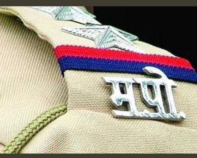 har1603's tweet photo. Aaj ke halaat gambhir hain aur hum sab dare huye hain. Par kuch log hain jo apna dar bhulake, aur apni zindagi daav pe lagake, datt kar khade hain humari hifazat karne. Aap humare hero hain aur hum aapka tahe dil se shukriya karte hain @MumbaiPolice #TakingOnCorona @sabtv https://t.co/CSrxo62bPs