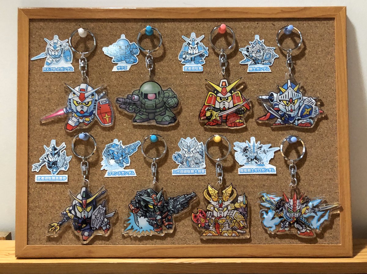 Berial Twitter પર Sdガンダム アクリルキーホルダー 開封してダイソーのコルクボードと画鋲でディスプレイしてみました 二色刷りの イラストはアクキーの大箱をカットして貼りましたv Sdガンダム Sdガンダムインテリア部