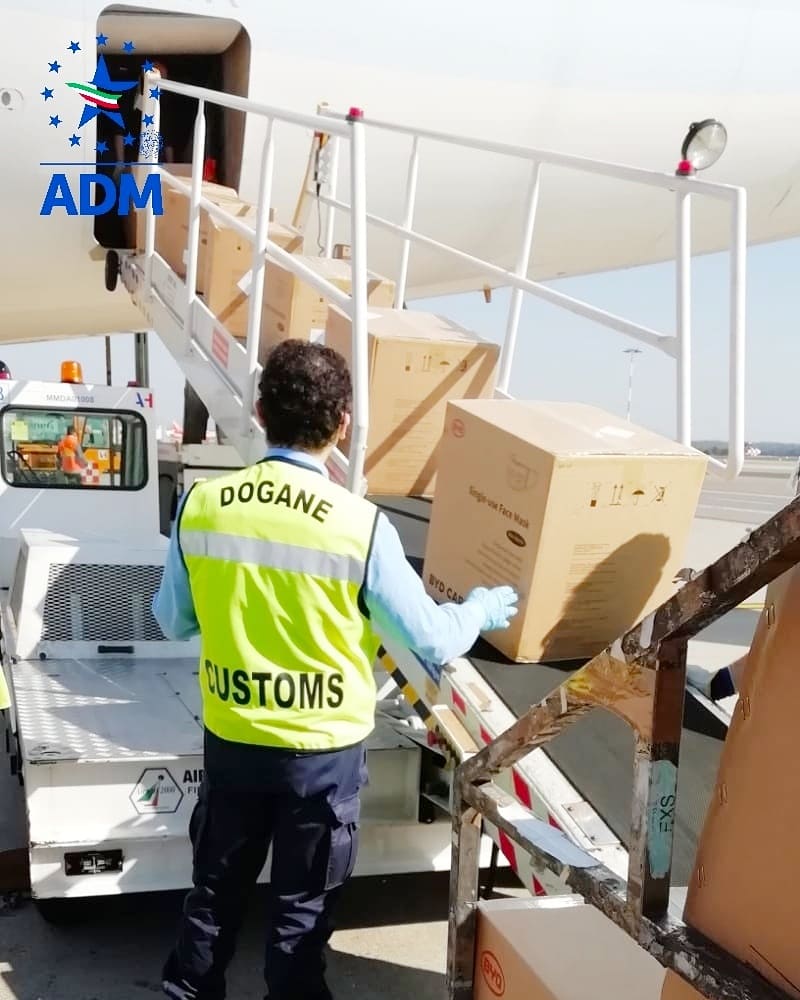 AdmGov's tweet photo. ADM NEWS/Emergenza Covid-19
Sdoganate questa mattina a Malpensa 𝟭.𝟴𝟬𝟬.𝟬𝟬𝟬 mascherine FFP2 destinate alla Protezione Civile nazionale
@AdmGov #ADMconVoi #Covid-19 #emergenza #Malpensa #mascherine #Dpcgov #dogane #customs #Italia https://t.co/sryEZKbvzW