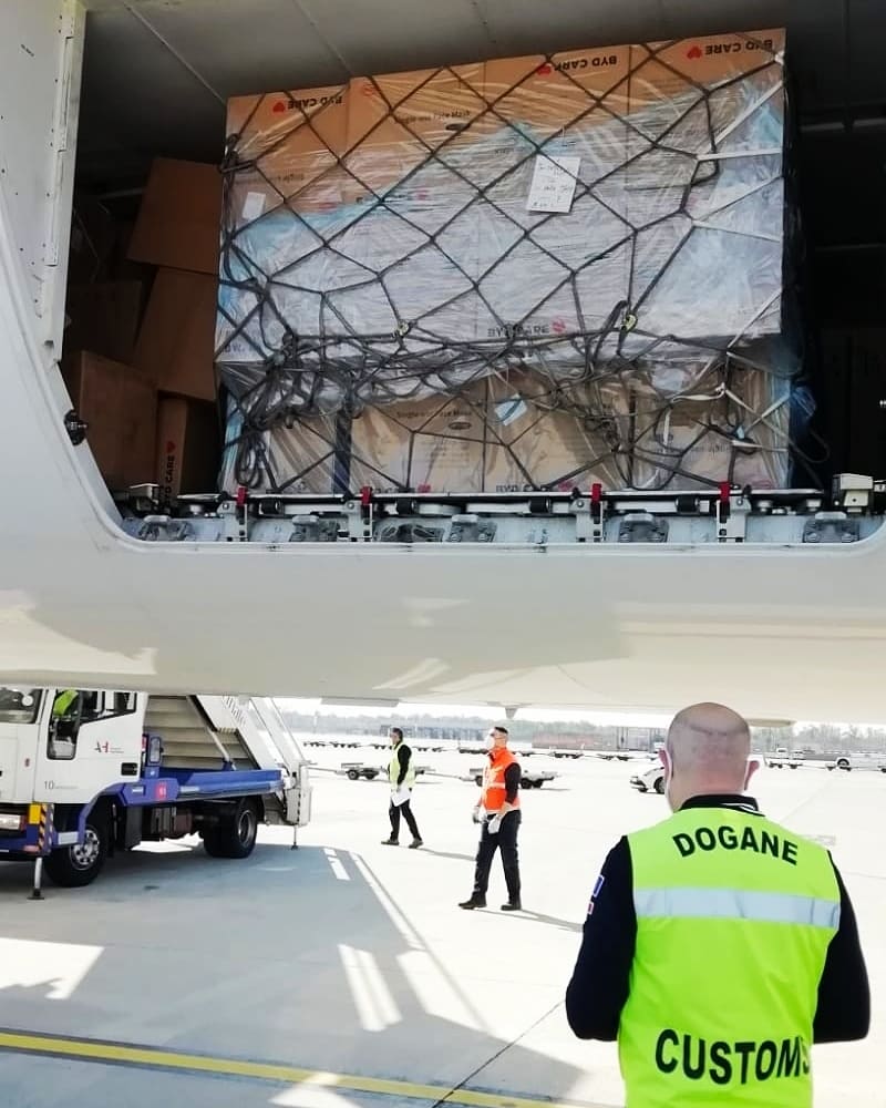 AdmGov's tweet photo. ADM NEWS/Emergenza Covid-19
Sdoganate questa mattina a Malpensa 𝟭.𝟴𝟬𝟬.𝟬𝟬𝟬 mascherine FFP2 destinate alla Protezione Civile nazionale
@AdmGov #ADMconVoi #Covid-19 #emergenza #Malpensa #mascherine #Dpcgov #dogane #customs #Italia https://t.co/sryEZKbvzW
