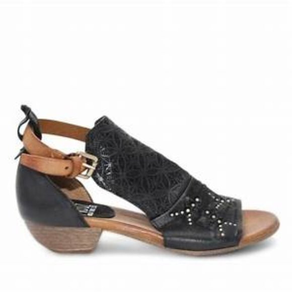 MDerefield's tweet photo. So good I had to share! Check out all the items I'm loving on @Poshmarkapp #poshmark #fashion #style #shopmycloset #pacsun #freepeople #mizmooz: https://t.co/Cpx8YiC1FB https://t.co/w8s1ORt2lc