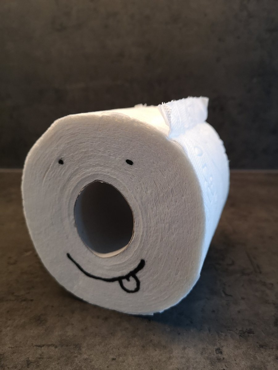 Uns geht es hier zwar nicht wie Robinson Crusoe aber Wilson haben wir schon mal vorsorglich. #OsternZuhause #COVID19