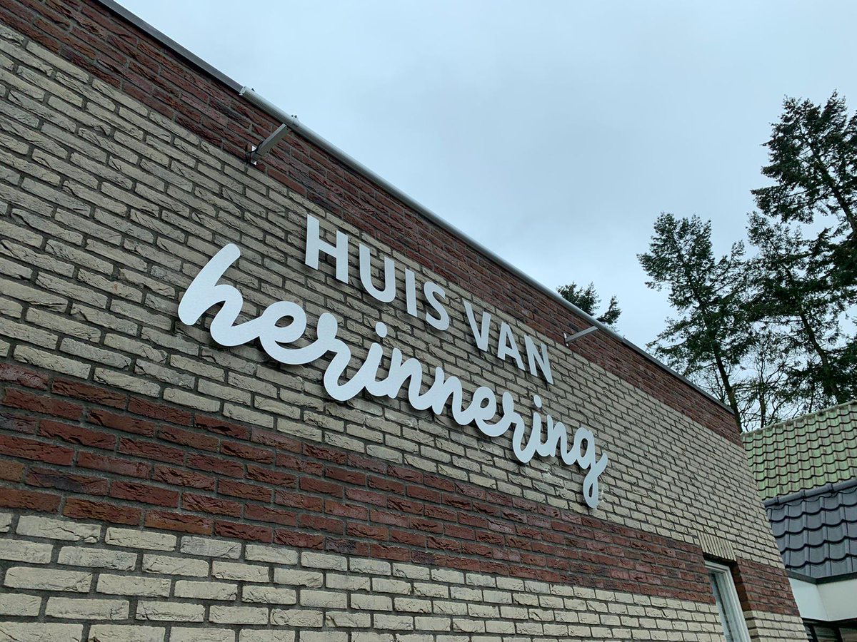 Aan de gevel van Uitvaartcentrum @HuisvanHerinnering in #Eerbeek plaatsten wij deze onverlichte #gevelletters. De letters worden aangelicht middels een #lichtkoof, zodat ze ook in het donker goed te zien zijn. #Gevelreclame gevelreclame.nl