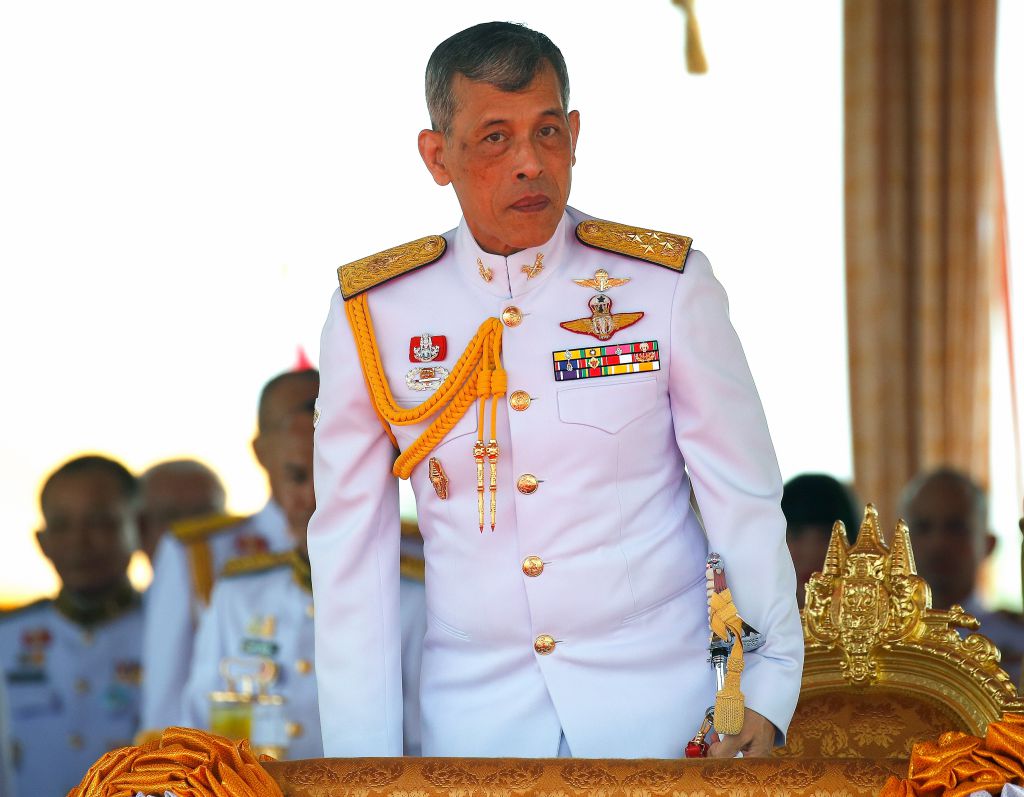 Politie pakt fotograaf op bij aankomst Thaise koning..