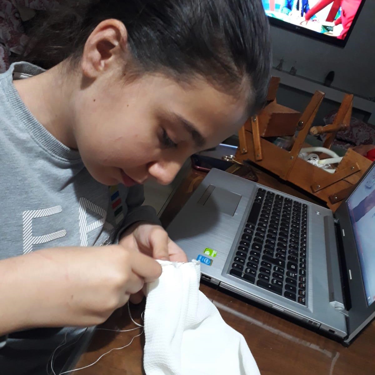 UgurOkullari's tweet photo. STEM çalışmaları kapsamında Uğurlu ortaokul öğrencilerimiz “Neden Kendi COVID-19 Maskemizi Yapabilmeliyiz?”, lise öğrencilerimiz ise “Matematiksel Modelleyelim: Coronavirus Nasıl Yayılır?” sorularına yanıt buldu ve kendi projelerini geliştirdi. 💹👍

#UğurluOlmak https://t.co/iUWvVsDjUM