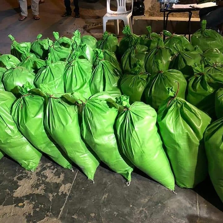 AikAwamPK's tweet photo. Alhumdulillah in last two days our volunteers with your support delivered ration at doorstep to 278 families in Shah Rasool/Neelam Colony,  131 families in Punjab and Delhi Colony, 23 in Korangi, 21 in Hijrat Colony and 57 in Hazara Colony. 
#PakistanVsCorona Ration Drive. https://t.co/iem0kjzUtk