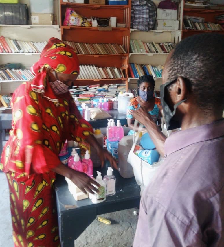 MatumainiRdc's tweet photo. La solidarité reste le maître mot. 
38 jeunes filles + 45 familles ont pu bénéficier de colis alimentaire et d’hygiène. 

Énorme merci à notre partenaire  @Orange__RDC 25 femmes du centre d’alphabétisation et leur famille en ont bénéficié grâce à vous.

+ 50 masques distribués. https://t.co/16wj7i6KHH