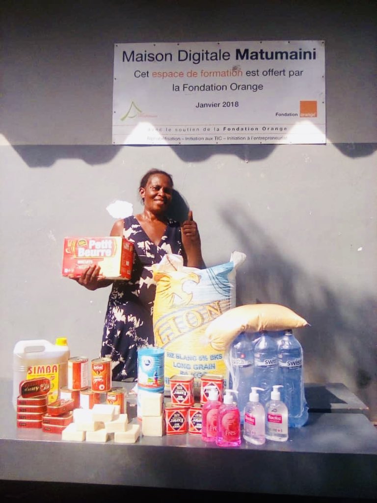 MatumainiRdc's tweet photo. La solidarité reste le maître mot. 
38 jeunes filles + 45 familles ont pu bénéficier de colis alimentaire et d’hygiène. 

Énorme merci à notre partenaire  @Orange__RDC 25 femmes du centre d’alphabétisation et leur famille en ont bénéficié grâce à vous.

+ 50 masques distribués. https://t.co/16wj7i6KHH