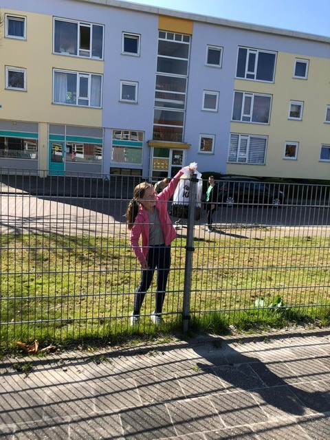 Cadeautje voor alle kinderen Plataanschool/Sinne Kinderopvang, tasje met inhoud: biebboek, beweegspel, knutselopdracht enz.
Contactmoment voor ouders/kinderen en school. Belangrijk in deze moeilijke tijden! Dank Bibliotheek en Kunstkade!
Werd door ouders/kinderen erg gewaardeerd!