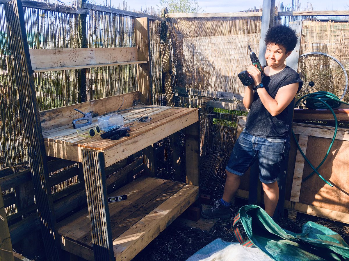 theRaevennan's tweet photo. Built something else for the plot this week: a potting bench! Made from pallet wood and salvaged decking boards. Cost nothing as I had all materials to start π·ββοΈππΎπ
#allotment #DIY #thisgirlcan #thisgirljustdid #Chuffedwiththat https://t.co/0mQvSQ70A1