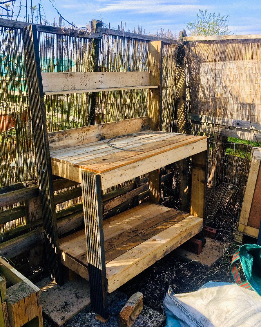 theRaevennan's tweet photo. Built something else for the plot this week: a potting bench! Made from pallet wood and salvaged decking boards. Cost nothing as I had all materials to start π·ββοΈππΎπ
#allotment #DIY #thisgirlcan #thisgirljustdid #Chuffedwiththat https://t.co/0mQvSQ70A1