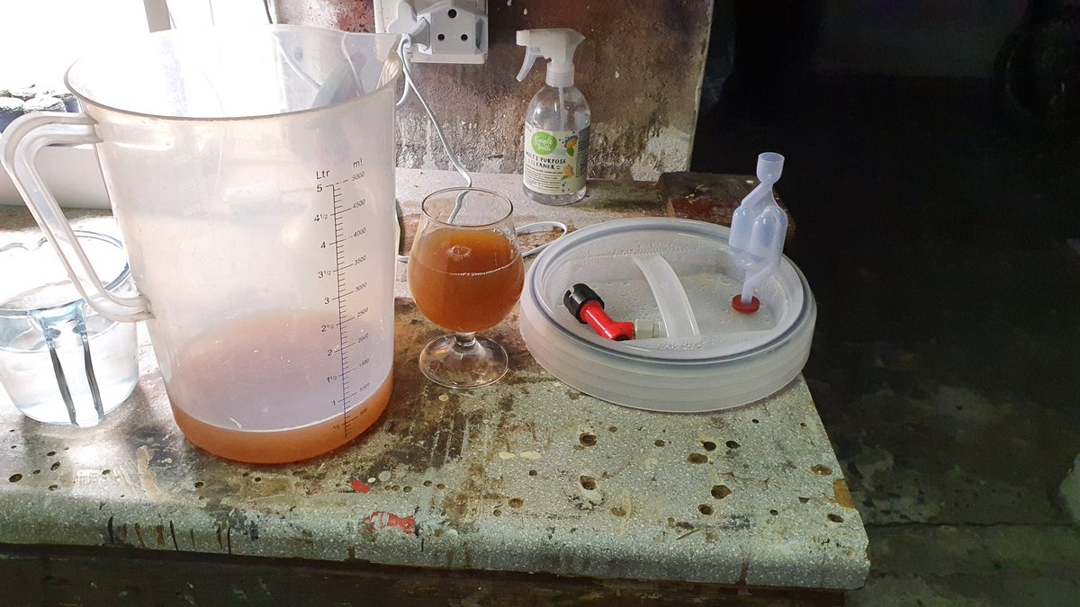 SwiftysBru's tweet photo. @ontapmagza Drinking the dregs of my small fermenter at home 🤪 Its a hazy, so actually not too bad flat. https://t.co/mHcMA3OiVs