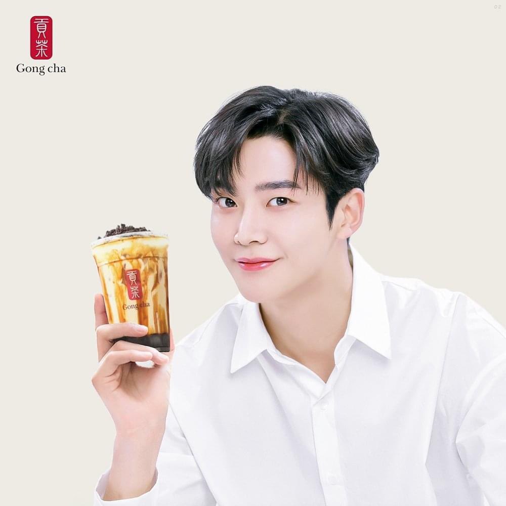 stitch_pololo's tweet photo. โรอุนพรีเซนเตอร์คนใหม่ของ"공차"(Gongcha)เกาหลี พรีเซนเตอร์ก่อนหน้านี้มีทั้งอีจงซอก,พัคซอจุน,อีซึงกีและคนปัจจุบัน คือ โรอุน https://t.co/alkdnF52qN