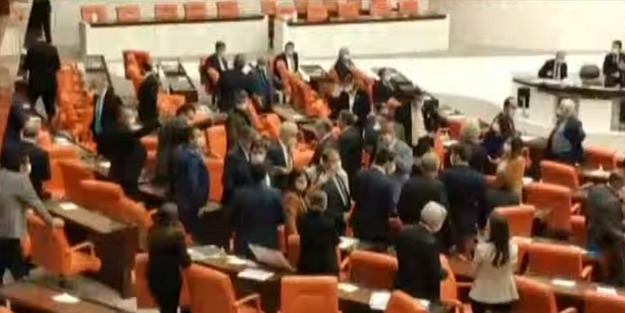 Freedom84408409's tweet photo. MHP Ordu Milletvekili Cemal Enginyurt, terör örgütü PKK’nın 5 Kürt vatandaşımızı şehit ettiğini hatırlatarak, “5 Kürt vatandaşı Diyarbakır’da kancıkça bir pusuda, şerefsiz katiller tarafından hayatlarını kaybetti.”

#SelahattinDemirtas https://t.co/VSFQDGQpmu