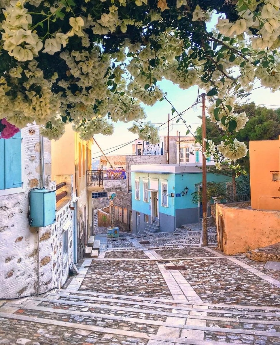 Syrosislandgr's tweet photo. Close your eyes and let your mind wander around the alleys of #Syros
#tillthen #staysafe #staystrong #stayhome #wearetogether #dreamonline #dreamsyros #syros4seasons #SyrosIsland #WeAreSyros #VisitSyrosLater #Cyclades #Greecefromhome
πΈ @rikonsilia https://t.co/vlpCffHX5Z